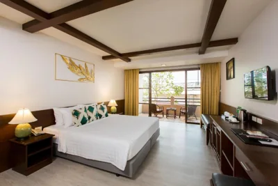 Deluxe tweepersoonskamer met tweepersoonsbed of twee aparte bedden in de Tropical Wing — Coconut Village Resort Phuket