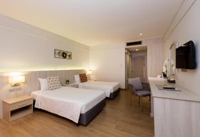 Standaard tweepersoonskamer met tweepersoonsbed of twee aparte bedden en uitzicht op de stad — Coconut Village Resort Phuket